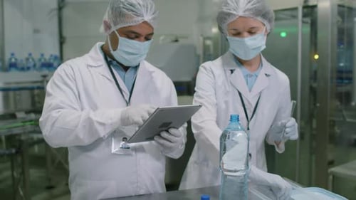 Deux chimistes testent la qualité de l'eau dans une usine