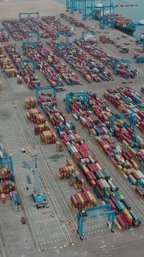 Be- und Entladen von Containerschiffen im Tiefseehafen