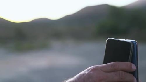 Couplage mains, gros plan et téléphone avec connexion, lien et application pour les données et les informations