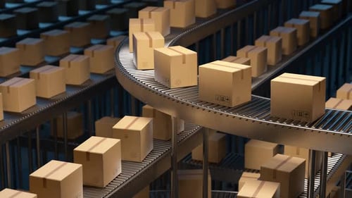 Caixas de papelão movendo-se em uma correia transportadora de armazém