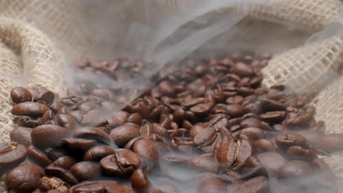 Los granos de café tostados con humo ahumado provienen de granos de café frescos