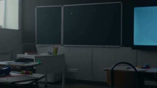 Aula vacía de escuela primaria con pizarra y equipo de aprendizaje moderno