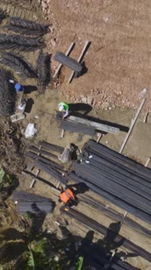 Los trabajadores aseguran las varillas de metal y aplican protección contra la humedad a la estructura de los cimientos