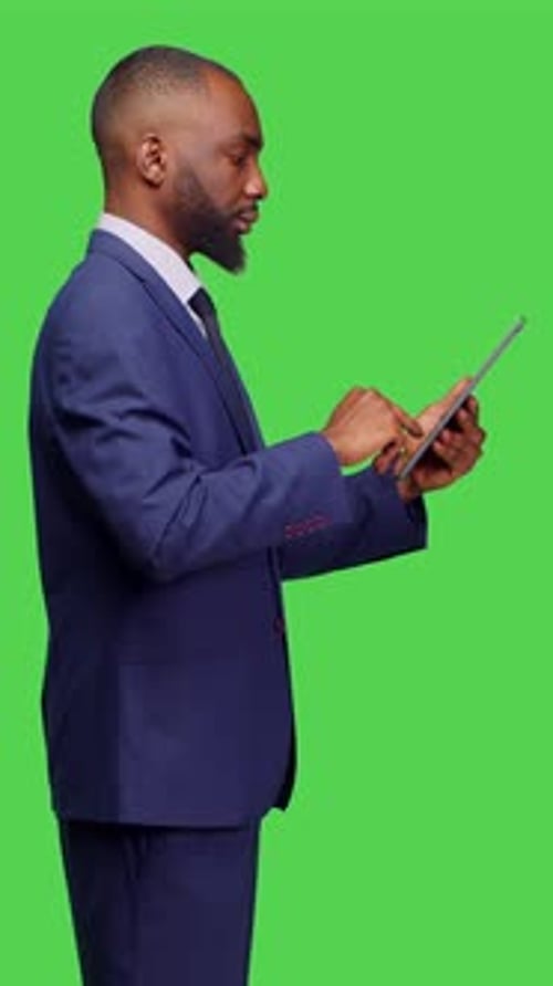 Vertikales Videoprofil eines Büroleiters, der ein digitales Gerät zur Arbeit im Studio hält