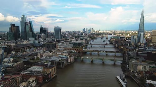 Filmmusik Luftaufnahme der Innenstadt von London, Großbritannien, der Themse, Wolkenkratzern und der Skyline der Stadtlandschaft