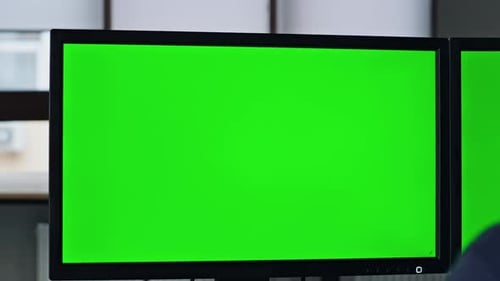 Gros plan de l'écran Chromakey dans Office. Responsable informatique travaillant sur un Modèle de programmation informatique