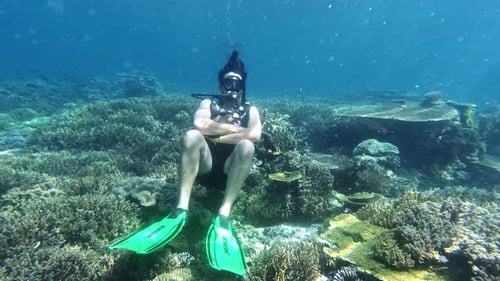 Ein junger Mann beim Tauchen im Meer