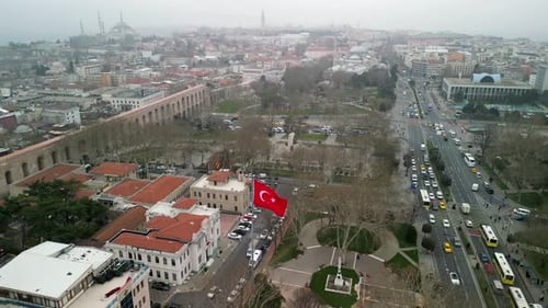 Türkische Flagge in der Nähe des Fatih-Gedenkparks in Istanbul, die nach oben weht, Schuss