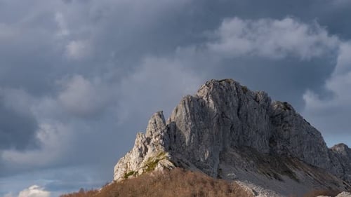 Lap de temps d'un sommet majestueux sous un ciel spectaculaire Un terrain accidenté et un paysage nuageux se combinent pour former