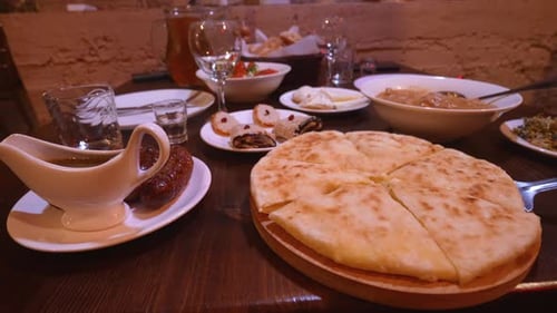 Khachapuri-Kuchen mit Käse, rund, imeretisches Khachapuri