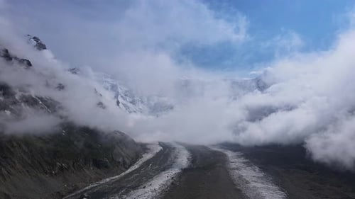 Montagnes, brouillard, sommets enneigés, terrain sauvage, vue aérienne, montagnes, brouillard, incarnant la nature sauvage