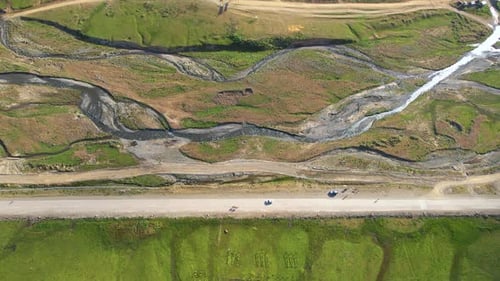 Flusstal und Auto auf der Landstraße