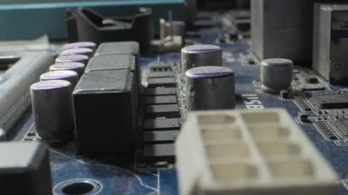 les pistes de la carte mère du PC se déplacent de gauche à droite en gros plan