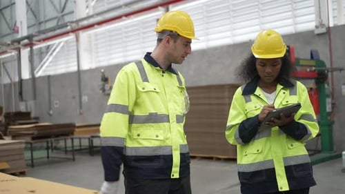 Ouvrier et usine d'emballages en carton.