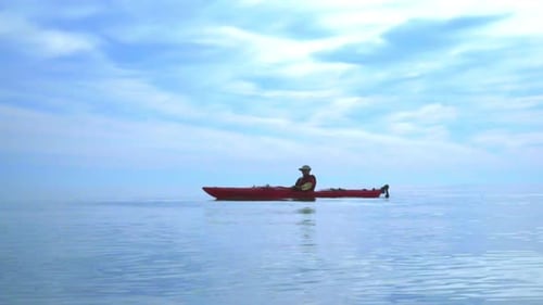 Kayak de remo para hombre en el mar. Hombre navegando en kayak en el paisaje del mar azul.
Verano