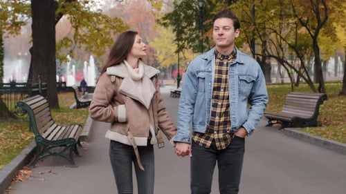 Junge Teenager Paar Sorglose Liebende Partner Walking Street Gasse im Herbst Urban Park Kaukasischer Mann