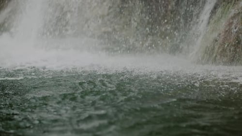 Reiner Süßwasserstrom in den Bergen Fließender Fluss mit sauberem Wasser