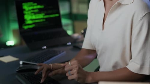 Jovem especialista em TI séria trabalhando na codificação de programas no escritório