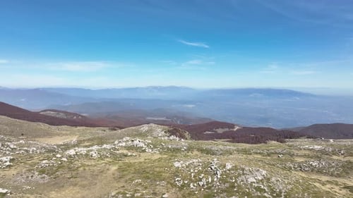 Vue inclinée sur le magnifique paysage au sommet du mont Vermio, en Grèce.