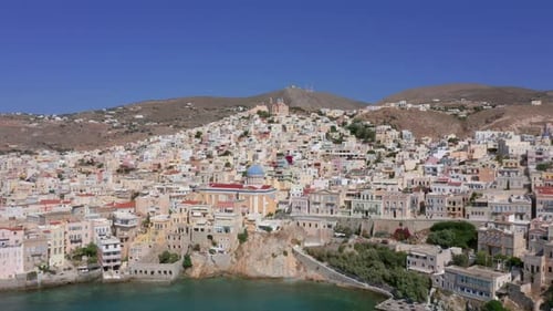 Vue aérienne : Drone panoramique lent d'Ermoupoli sur l'île de Syros, en Grèce, par une journée ensoleillée