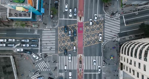 Vista aérea da Avenida Paulista e do trânsito, Brasil.