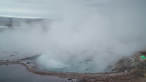 Source chaude en Islande aux eaux bleues, Geyser