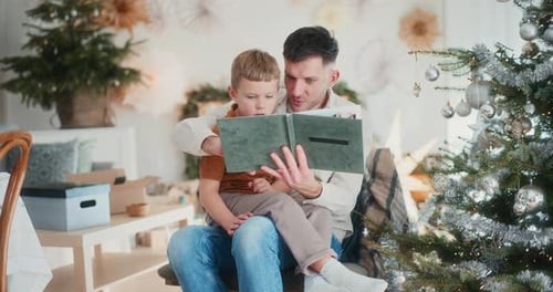 Momentos familiares junto a un álbum de fotos