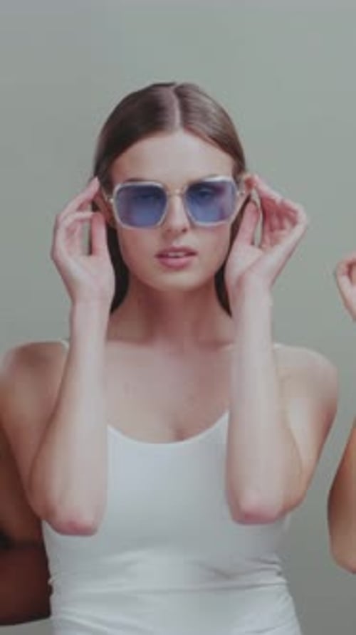 Des modèles chics présentent des lunettes de soleil Des modèles confiants de différents arrière-plans modèles de lunettes de soleil élégantes