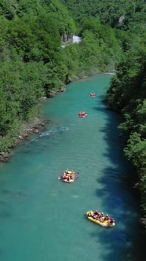 Raftingboot auf dem Sommergebirgsfluss