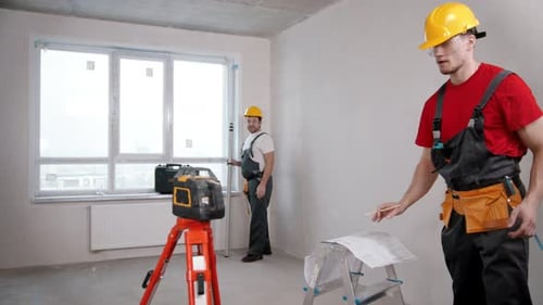 Reparatur der Entwurfswohnung zweier männlicher Arbeiter, in der