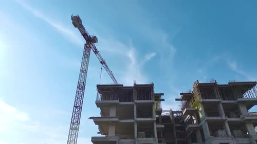 Trabajadores de vídeo aéreo gestionan trabajos de metal y paredes en una obra de construcción de varios niveles