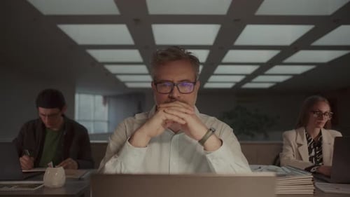 Empresário de meia idade focando profundamente na tela do laptop na mesa do escritório