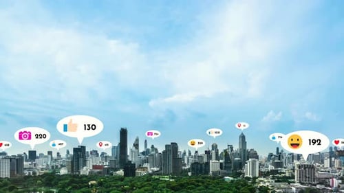 Des Icones des réseaux sociaux survolent le centre-ville, montrant aux gens une connexion réciproque