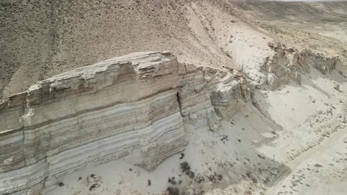 Vue aérienne d'une falaise de roches sédimentaires stratifiées au lac Sudochye en Ouzbékistan