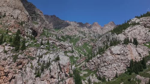 Atemberaubende Luftaufnahme der majestätischen Berglandschaft und der felsigen Klippen