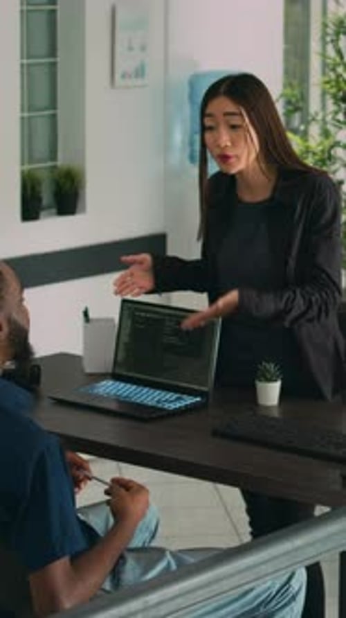 Vidéo verticale : divers codeurs parlent du code source sur la fenêtre du terminal