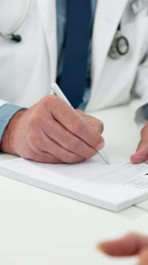 Hände, Gesundheit und Rezept mit Arzt, der zur Beratung am Schreibtisch im Krankenhaus schreibt