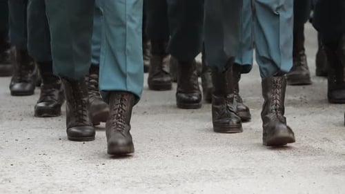Viele Männerbeine treten, viele männliche Stiefel, Militärsoldaten, marschieren, Schuhe laufen