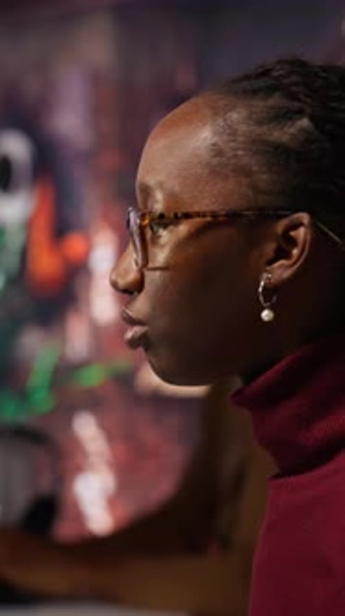 Ingeniero de software de vídeo vertical que resuelve tareas con las instrucciones de respuesta de un chatbot de IA LLM