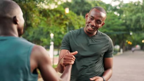 Fitness, accueil entre amis et hommes par un câlin, un accueil de bienvenue ou un bonjour en plein air avec le vent