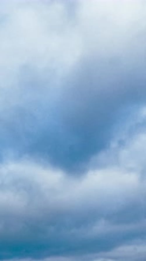 Wolken, die auf blauem Himmel fließen. Sommer schöner bewölkter Himmel im Freien.