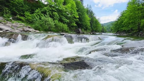 Stürmische Wasserströme und Wasserfälle eines Gebirgsflusses.