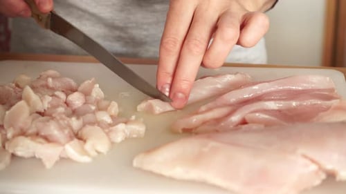 Viande de poulet crue coupée à la main