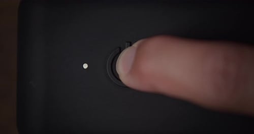 Halten Sie die moderne Ein- oder Ausschalttaste gedrückt, während das Licht zu leuchten beginnt