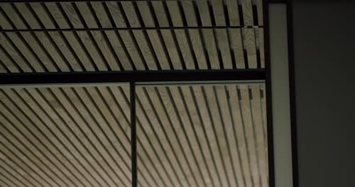Teto com painéis de madeira em apartamento moderno com estilo loft