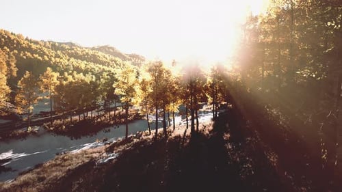 Vue magnifique sur les montagnes qui brillent sous le soleil
