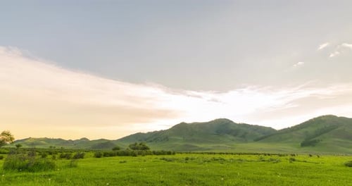 Zeitraffer von Bergwiesen im Sommer oder Herbst, Sonnenaufgang, Wilde Natur und ländliche Feldwolken
