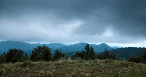 Dramatisch Regenzeitraffer auf Berglandschaft Dunkle Wolken bewegen sich am Himmel