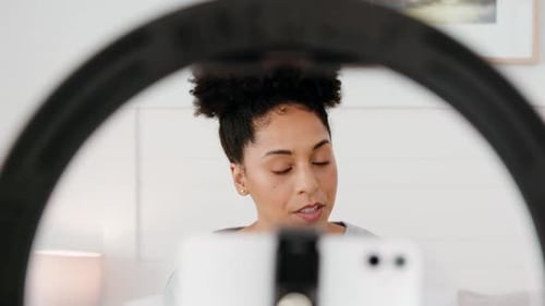 Influenciadora de maquillaje, reseña de producto y transmisión en vivo de mujer negra en un teléfono inteligente para cosméticos