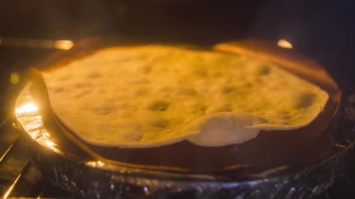 Traditionelles Pita-Kochen auf dem Ziegelstein beim Zeitrafferschießen im Ofen